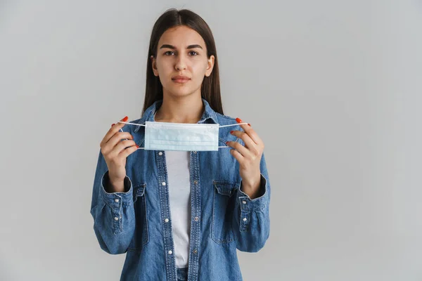 Retrato Una Joven Mujer Casual Blanca Sosteniendo Máscara Médica Protectora —  Fotos de Stock