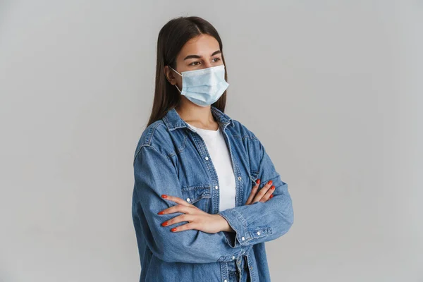 Porträtt Ung Vit Casual Kvinna Bär Skyddande Medicinsk Mask Stående — Stockfoto