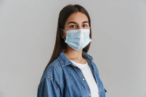 Porträtt Ung Vit Casual Kvinna Bär Skyddande Medicinsk Mask Står — Stockfoto