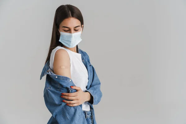 Jovem Mulher Branca Proteger Máscara Médica Mostrando Bandagem Seu Braço — Fotografia de Stock