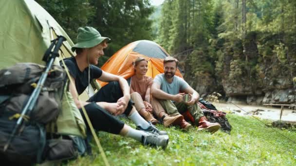 Uśmiechnięci Turyści Rozmawiają Siedząc Namiotach Górach — Wideo stockowe