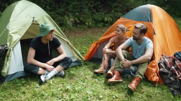 관광객 친구들 산에서 천막생활을 이야기하는 — 비디오
