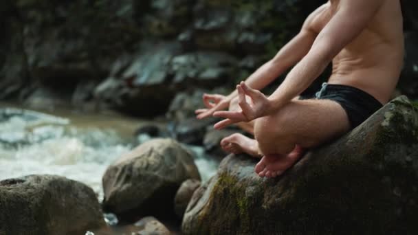 男人在河里的石头上做瑜伽冥想 — 图库视频影像
