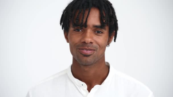 Cara Hombre Africano Guapo Con Rastas Hablando Cámara Estudio Blanco — Vídeos de Stock