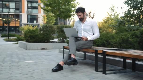 Agradable Morena Hombre Con Camisa Blanca Hablando Por Videollamada Portátil — Vídeos de Stock