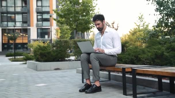 Seriöser Brünetter Mann Weißem Hemd Der Laptop Arbeitet Und Auf — Stockvideo