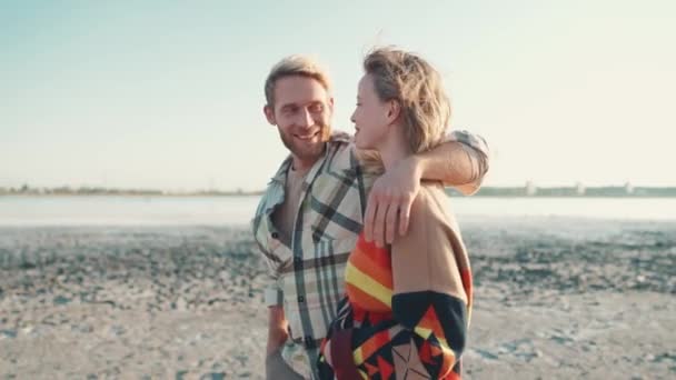 Позитивна Блондинка Пара Обіймає Ходить Поблизу Лиману Відкритому Повітрі — стокове відео