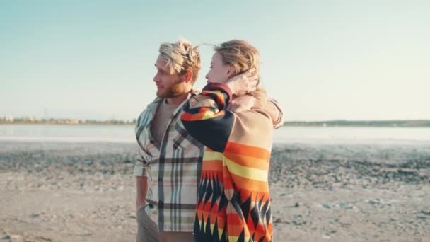 Усміхнена Блондинка Пара Вказує Пальцем Ходить Поблизу Лиману Відкритому Повітрі — стокове відео