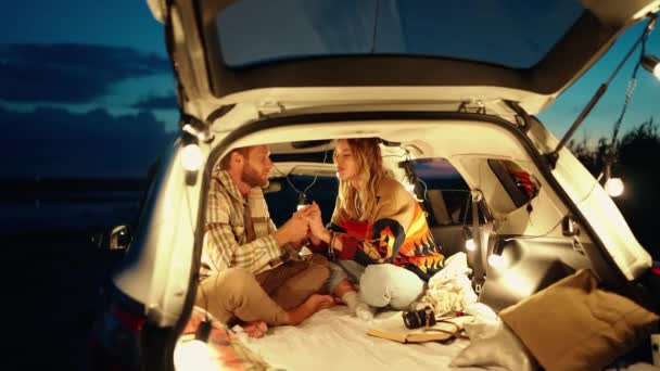 Yakışıklı Sarışın Genç Çift Ele Tutuşuyor Arabanın Bagajında Konuşuyor — Stok video