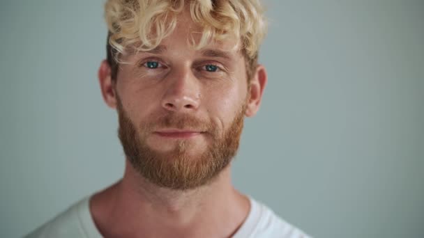 Feliz Joven Rubio Abriendo Los Ojos Cámara Estudio Blanco — Vídeos de Stock