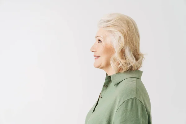 灰色老年妇女 身穿衬衫 面带微笑 看着被白色背景隔开的轮廓 — 图库照片