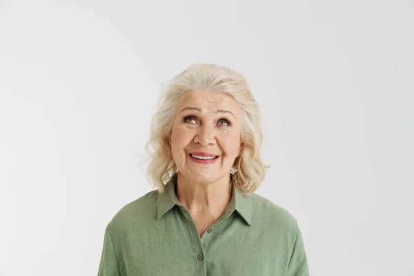 Gri Tişörtlü Gülümseyen Yukarı Bakan Yaşlı Kadın Beyaz Arka Planda — Stok fotoğraf