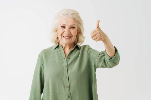 Mulher Sênior Cinza Camisa Sorrindo Gesticulando Polegar Para Cima Isolado — Fotografia de Stock