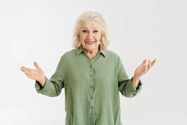 Grijs Senior Vrouw Shirt Glimlachen Terwijl Gebaren Camera Geïsoleerd Witte — Stockfoto