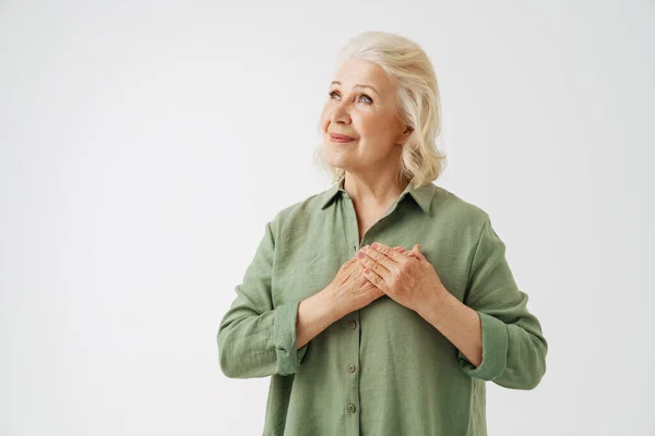 灰色的老妇人 身穿衬衫 面带微笑 双手放在胸前 与白色背景隔离 — 图库照片
