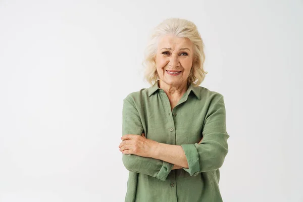 Donna Anziana Grigia Camicia Sorridente Guardando Fotocamera Isolata Sfondo Bianco — Foto Stock