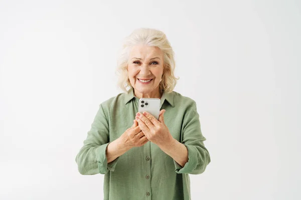 Grijze Senior Vrouw Shirt Glimlachen Tijdens Het Gebruik Van Mobiele — Stockfoto