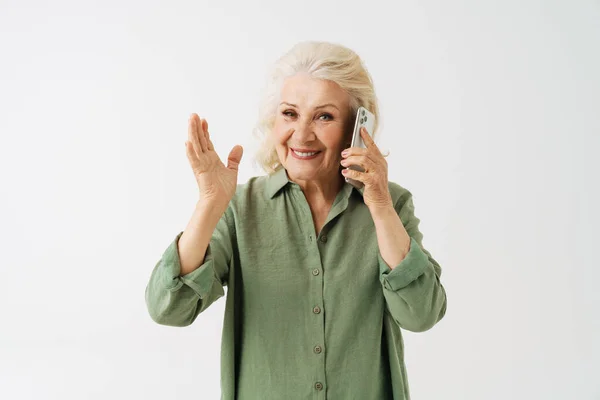 Mulher Sênior Cinza Camisa Gesticulando Enquanto Fala Telefone Celular Isolado — Fotografia de Stock