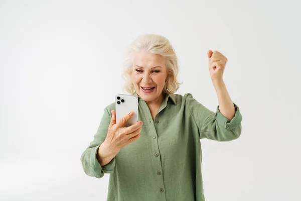 Серая Пожилая Женщина Жестикулирует Время Игры Мобильном Телефоне Изолированы Белом — стоковое фото