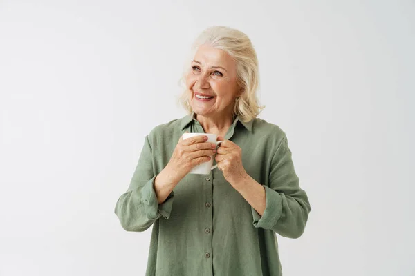 Γκρι Ηλικιωμένη Γυναίκα Πουκάμισο Χαμογελώντας Και Πίνοντας Καφέ Απομονωμένη Λευκό — Φωτογραφία Αρχείου