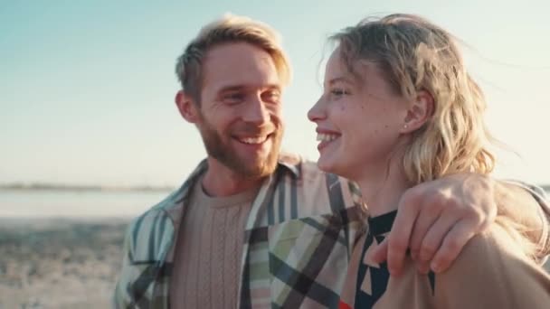 Laughing Blond Couple Pointing Finger Walking Estuary Outdoors — Stock Video