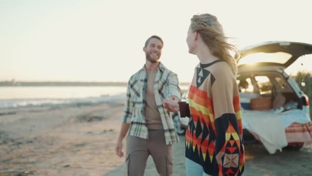 Сонячна Блондинка Молода Пара Обіймає Ходить Поблизу Лиману Відкритому Повітрі — стокове відео