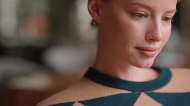 Femme Blonde Concentrée Lisant Quelque Chose Dans Café — Video