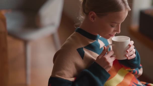 自信に満ちたブロンド女性飲むお茶でカフェ — ストック動画