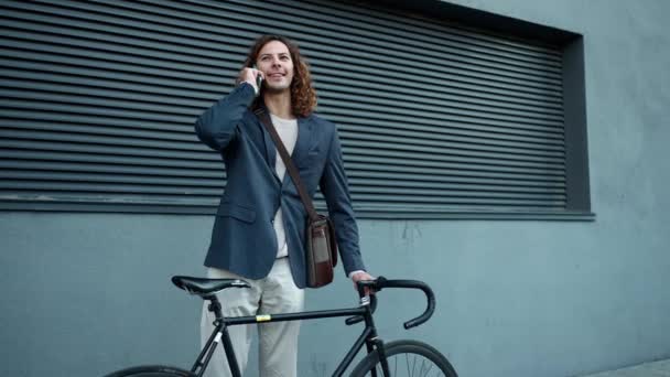 Homme Aux Cheveux Bouclés Joyeux Portant Une Veste Parlant Téléphone — Video