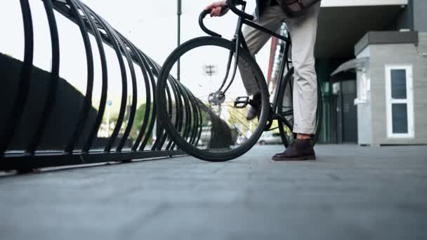 Dışarıda Bisiklet Süren Ceketli Yakışıklı Bir Adam — Stok video