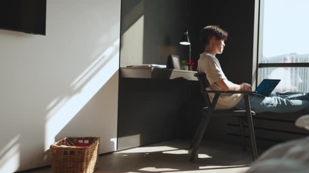 Zonnig Jong Aziatisch Brunet Man Werken Laptop Thuis — Stockvideo