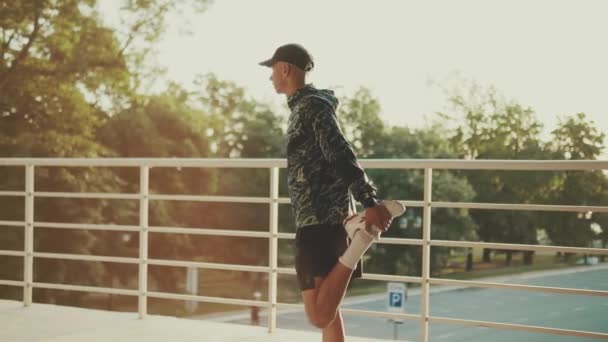Selbstbewusster Sportler Macht Morgens Freien Stretching Beingymnastik — Stockvideo
