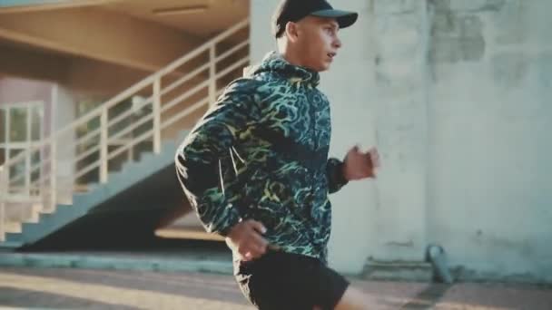 Atleta Confiante Correndo Pela Estrada Manhã Livre — Vídeo de Stock
