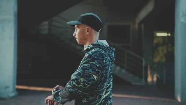 Hombre Atleta Serio Con Gorra Caminando Mirando Reloj Mano Mañana — Vídeos de Stock