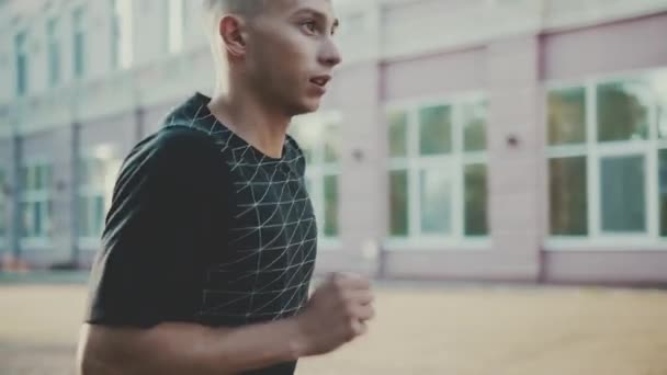 Bonito Atleta Con Camiseta Corriendo Por Calle Mañana Aire Libre — Vídeos de Stock