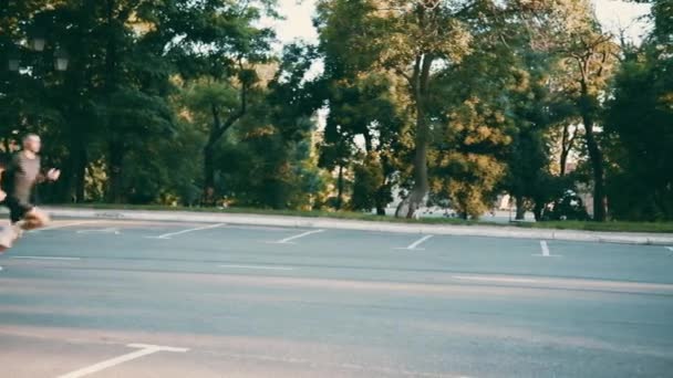 Fuerte Atleta Con Camiseta Corriendo Por Carretera Mañana Aire Libre — Vídeos de Stock