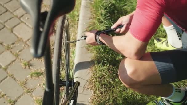 Atleta Infla Una Rueda Bicicleta Con Una Bomba Aire Libre — Vídeo de stock