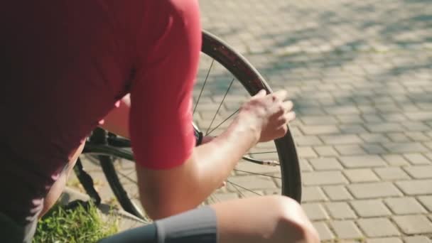 Спортсмен Надувает Велосипедное Колесо Насосом Открытом Воздухе — стоковое видео