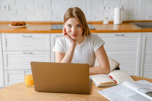 Smiling Young Blonde White Woman Sitting Laptop Computer Kitchen Table — Stock Photo, Image