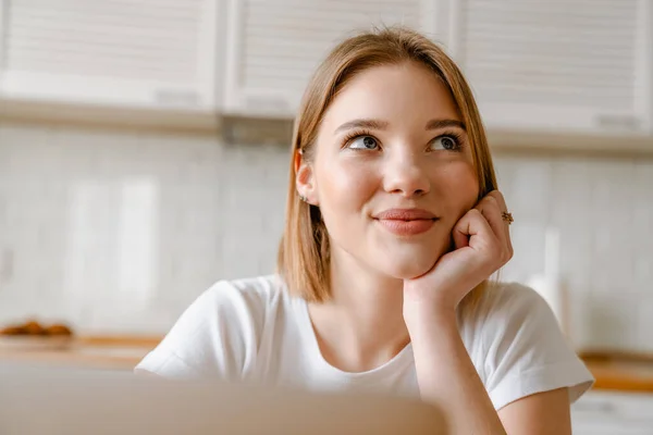 Lächelnde Junge Frau Beim Lernen Mit Laptop Hause — Stockfoto