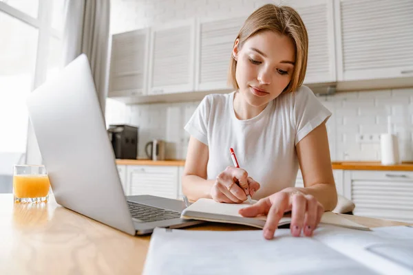 Mujer Joven Sonriente Estudiando Con Computadora Portátil Sentada Casa Tomando — Foto de Stock