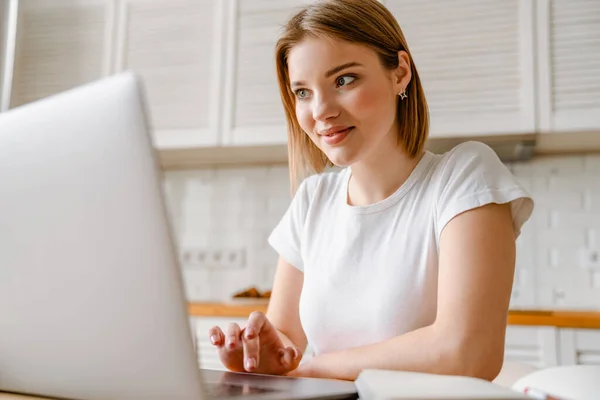 Smiling Young Woman Studying Laptop Computer Sitting Indoors Home — Stock Photo, Image