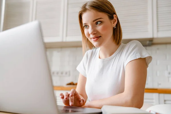 Mujer Joven Sonriente Estudiando Con Computadora Portátil Sentada Casa — Foto de Stock