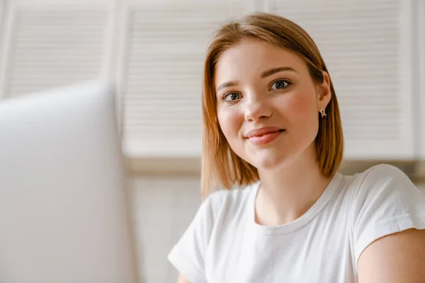 Smiling Young Woman Studying Laptop Computer Sitting Indoors Home — Stock Photo, Image