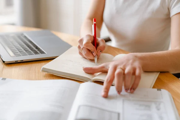 Sonriente Joven Que Estudia Con Ordenador Portátil Sentado Casa Tomando — Foto de Stock