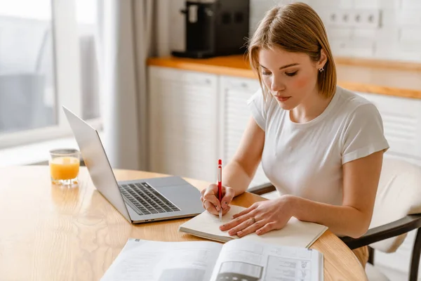 Pensive Young Blonde White Woman Sitting Laptop Computer Kitchen Table — Stock Photo, Image