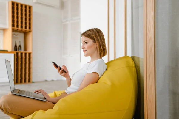 Young Blonde White Woman Sitting Laptop Computer Sitting Beanbag Holding — Stock Photo, Image