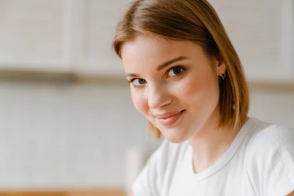 Close Retrato Uma Jovem Mulher Atraente Sorrindo Dentro Casa Olhando — Fotografia de Stock