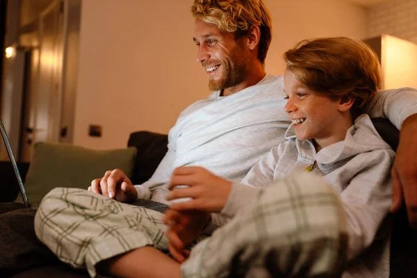 Branco Pai Filho Sorrindo Usando Laptop Enquanto Sentado Sofá Casa — Fotografia de Stock