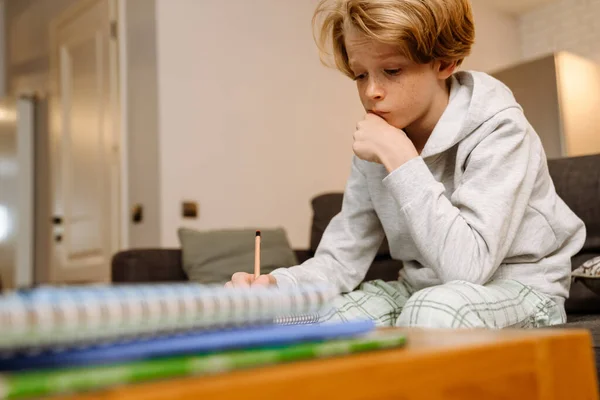 Gengibre Menino Usando Laptop Fazer Lição Casa Com Seu Pai — Fotografia de Stock